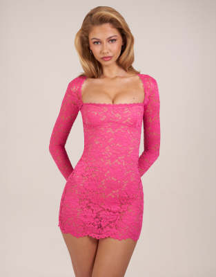 Oh Polly - Langärmliges Minikleid aus Spitze in Rosa mit eckigem Ausschnitt