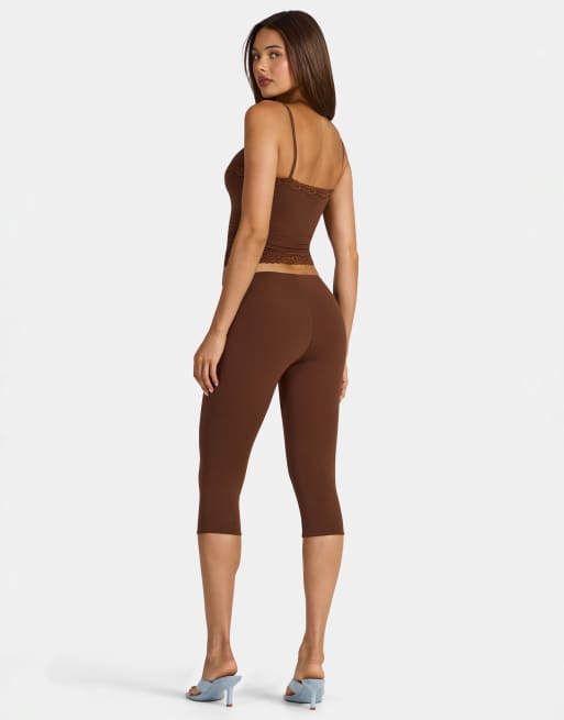 Oh Polly modal cami-top med blondekant i chokolade, 4 af 4