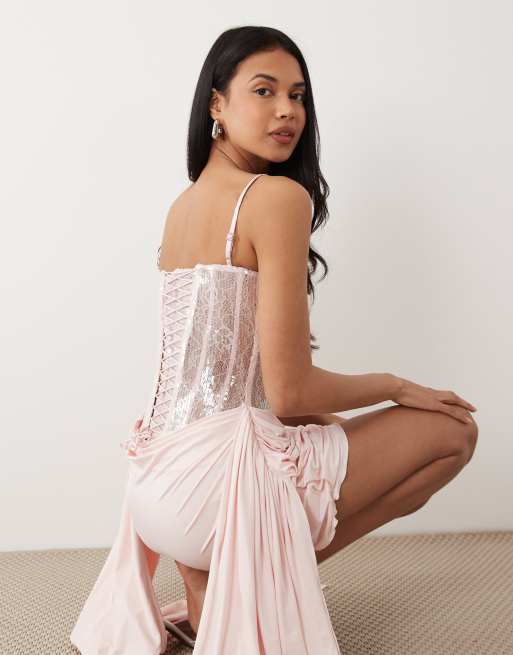Oh Polly – Premium – Ljusrosa miniklänning med utsmyckade spetsdetaljer och draperad kjol, 3 av 4