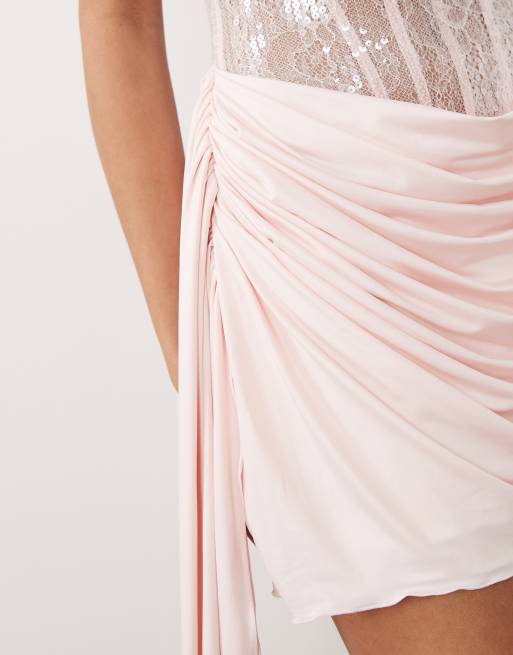 Oh Polly – Premium – Ljusrosa miniklänning med utsmyckade spetsdetaljer och draperad kjol, 4 av 4