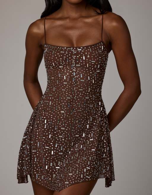 Oh Polly - Robe courte à strass thermocollés avec ourlet mouchoir - Marron, 3 de 4
