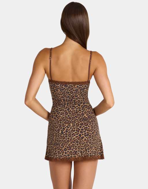 Oh Polly robe courte mini caraco en modal avec bordure en dentelle et découpes imprimé léopard, 4 de 4