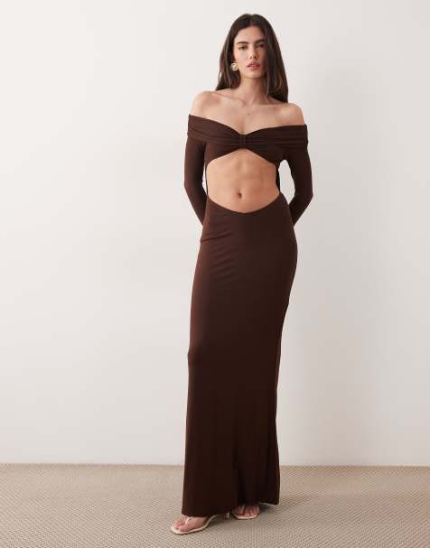 Oh Polly – Schulterfreies Maxikleid in Schokobraun mit Zierausschnitt - view 1