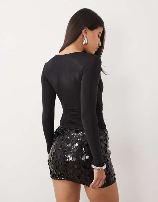 Oh Polly soft jersey sweetheart ruched long sleeve top in black, 3 of 4