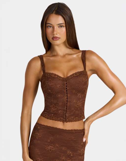 Oh Polly - Conjunto marrón chocolate de top corsetero y falda midi de encaje, 2 de 3