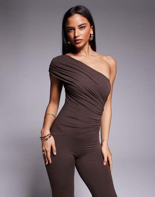 Oh Polly - Tuta jumpsuit con spalle asimmetriche marrone, 2 di 4
