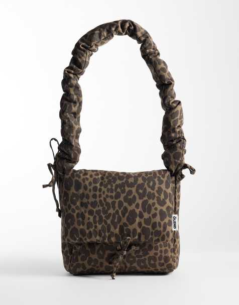 OLEND nina blød crossbody-taske i nylon med flap og rynket hank i leopardprint - view 1