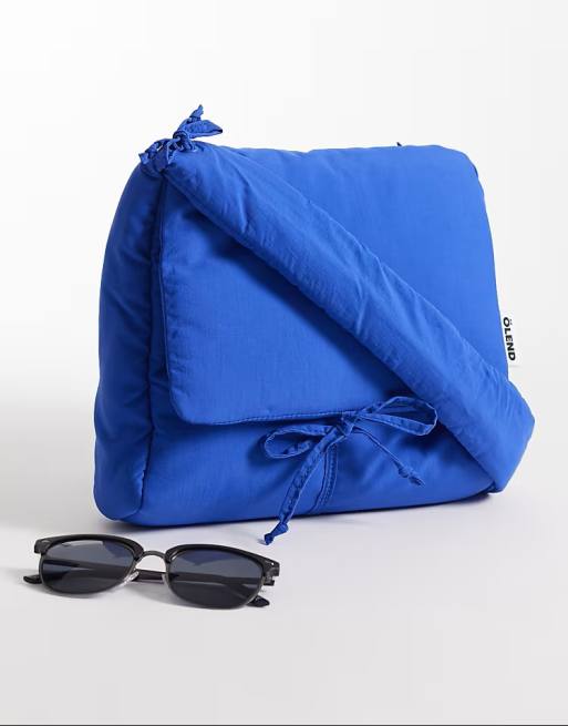ÖLEND – Nina – Koboltblå axelväska i mjuk nylon med viklock och rynkat handtag, 2 av 5