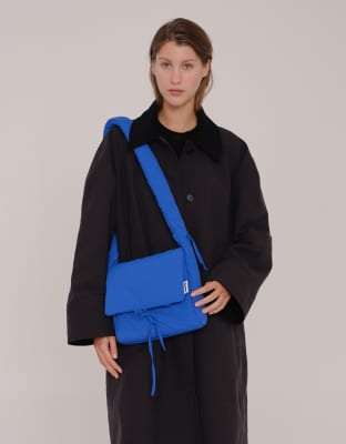 ÖLEND - Nina - Sac bandoulière à rabat supérieur en nylon souple et froncé - Bleu de cobalt