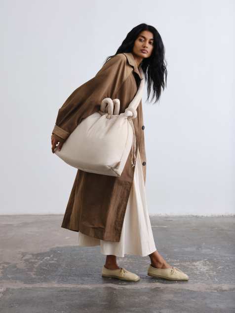 OLEND – Ona – Große Multiwear-Umhängetasche in Sandbeige aus weichem Nylon - view 1