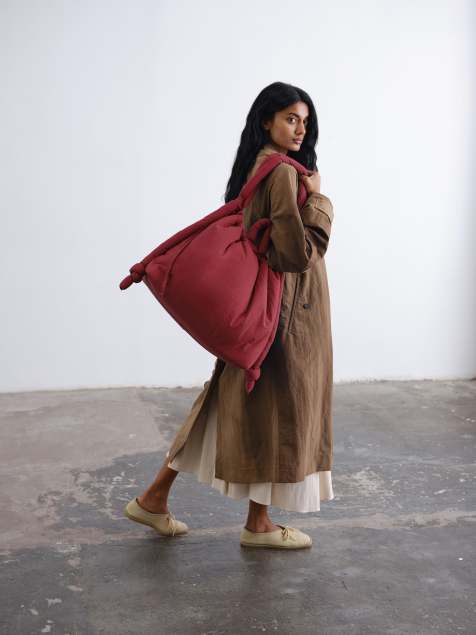 OLEND - Ona - Op meerdere manieren te dragen grote zachte nylon crossbody tas in kersenrood - view 1