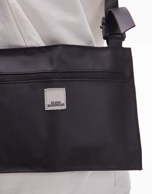OLEND – The S.P.U Essentials – Umhängetasche in Schwarz mit Taschendetail , 5 von 5