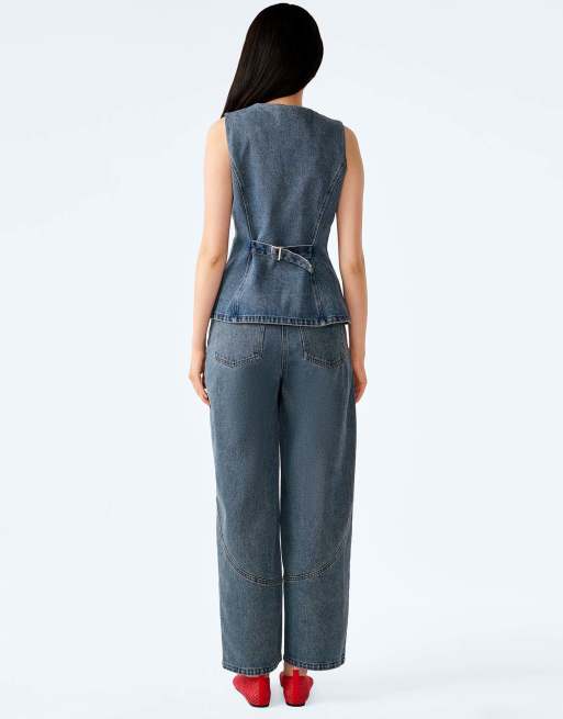 Omnes Jeans zola mid-rise barrel jean in light wash denim in blue, 2 of 4