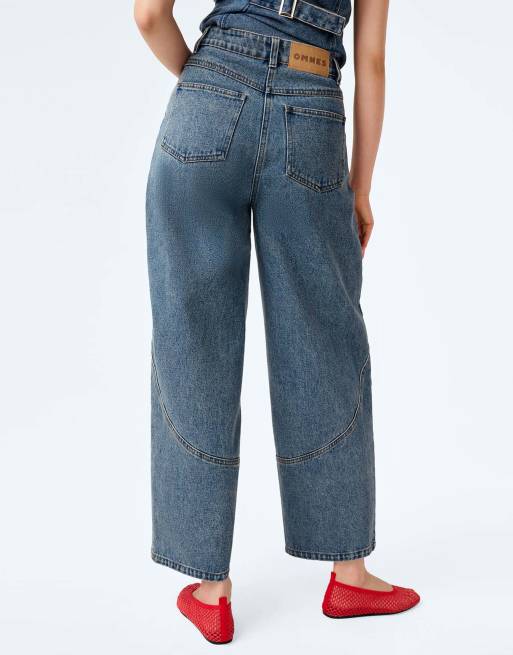Omnes Jeans zola mid-rise barrel jean in light wash denim in blue, 3 of 4
