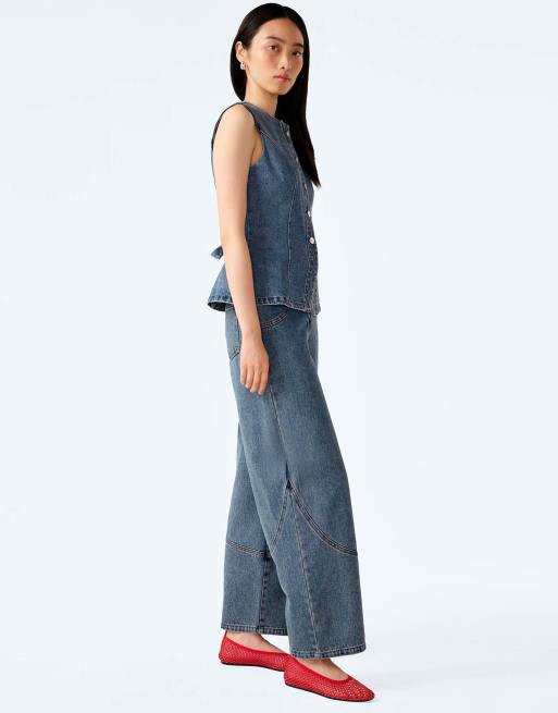 Omnes Jeans zola mid-rise barrel jean in light wash denim in blue, 4 of 4
