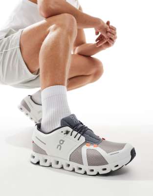 ON Cloud 5 Push all day trainers in white and grey φωτογραφία