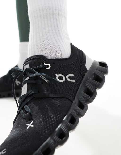 ON Cloud X 3 training trainers in black, 2 of 5