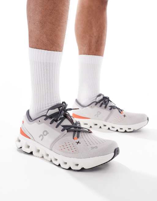 ON – Cloud X 4 – Grå och röda träningsskor, 5 av 5