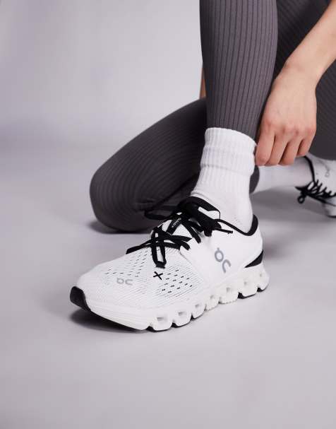 ON - Cloud X 4 - Trainingsschoenen in wit en zwart - view 1