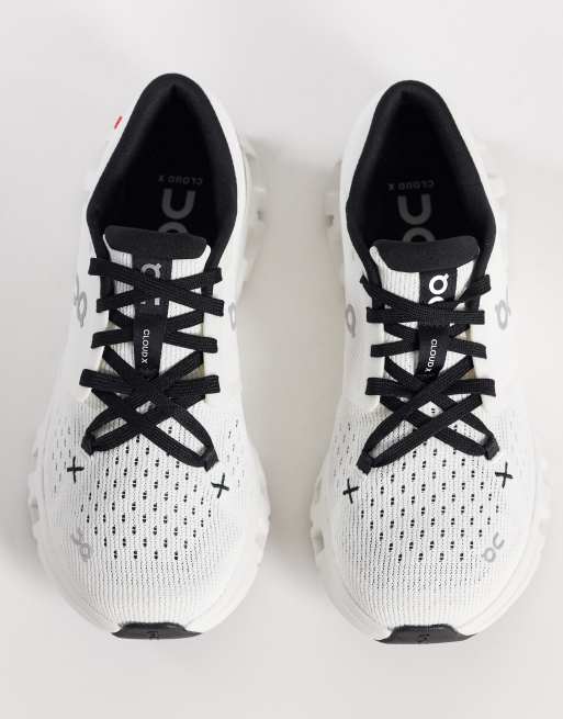 ON - Cloud X 4 - Trainingsschoenen in wit en zwart, 4 van 5