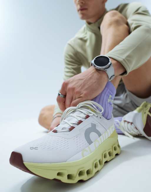 ON - Cloudmonster - Sneakers da corsa color acacia e bianco ghiaccio, 5 di 5