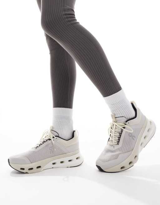ON - Cloudnova C - Sølvfarvede og beige performance-træningssneakers