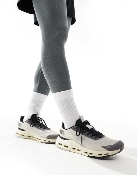 On - Cloudnova Form 2 - Hardloopschoenen in grijs - view 1