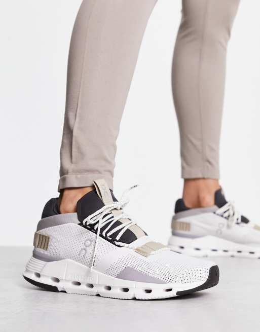 ON - Cloudnova Sneakers in wit en zandkleur