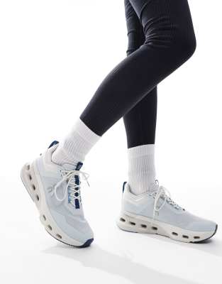 ON - Cloudnova X - Leistungsfähige Trainings-Sneaker in Blau