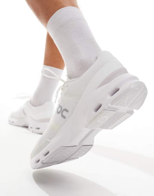 ON Cloudpulse training trainers in white , 4 of 5