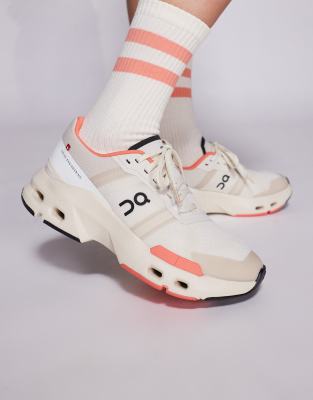 ON - Cloudpulse - Trainings-Sneaker in Creme-Weiß