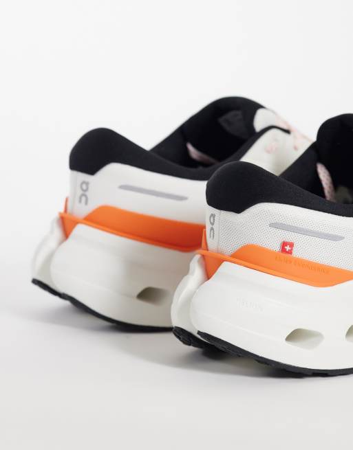 On Cloudrunner 3 baskets de running blanches et orange, 2 de 5