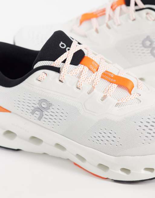 On Cloudrunner 3 baskets de running blanches et orange, 4 de 5