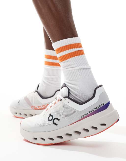 ON - Cloudsurfer Next - Hardloopsneakers in wit en rood