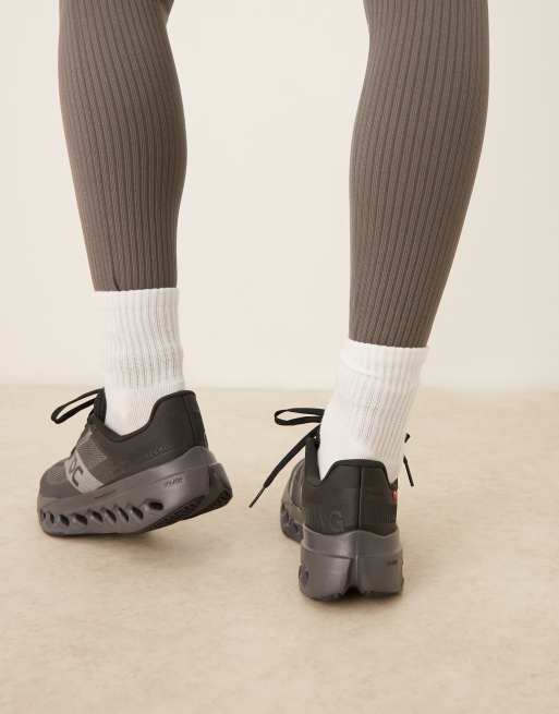 ON Cloudsurfer Next running trainers in all black, 2 of 5