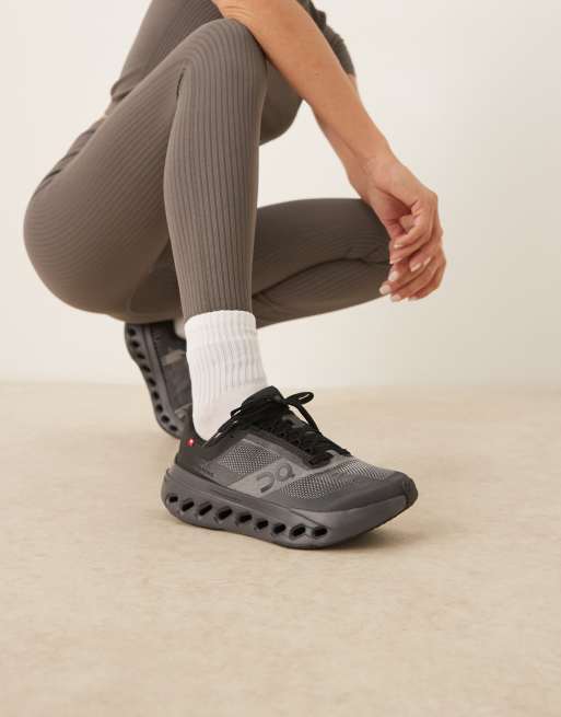 ON Cloudsurfer Next running trainers in all black, 4 of 5