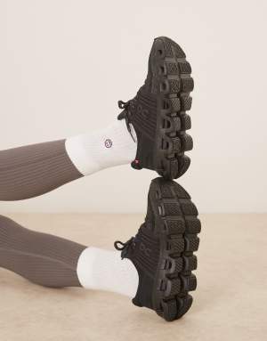 ON Cloudswift 4 AD running trainers in black