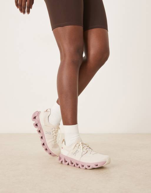 ON Cloudswift 4 running trainers in pearl and mauve, 3 of 5