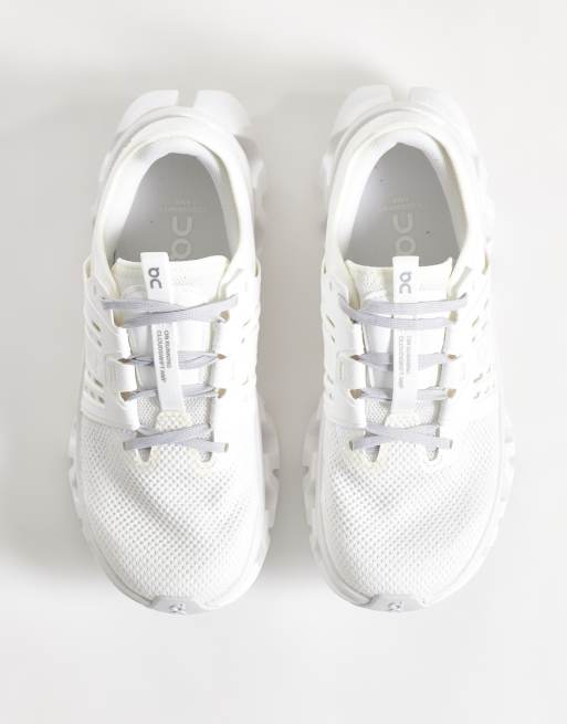On Cloudswift Amp hardloopschoenen in wit en lichtgrijs, 2 van 5