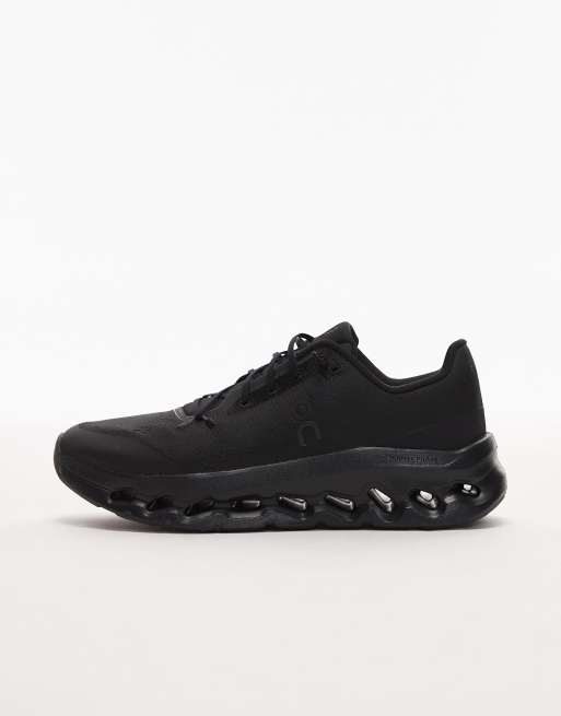 ON – Cloudtilt – All-Day-Sneaker in Dreifach-Schwarz | ASOS