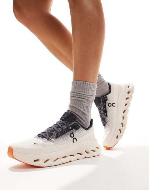 ON - Cloudtilt - All Day - Sneakers in grijs en wit