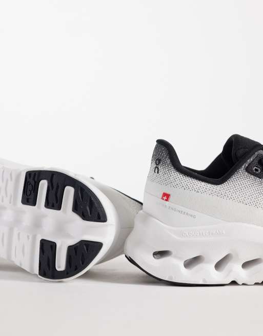 ON - Cloudtilt - All Day - Sneakers in wit en zwart, 2 van 5