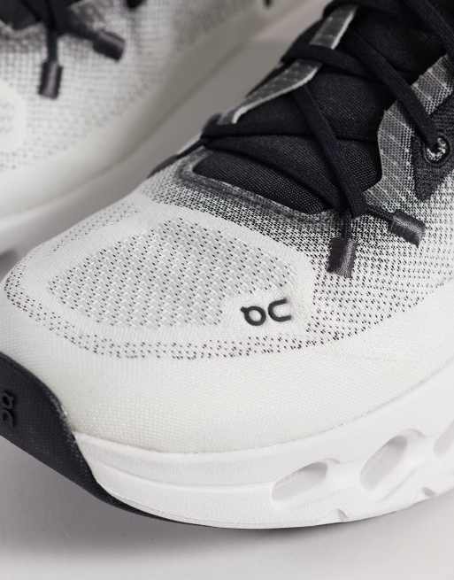 ON - Cloudtilt - All Day - Sneakers in wit en zwart, 3 van 5