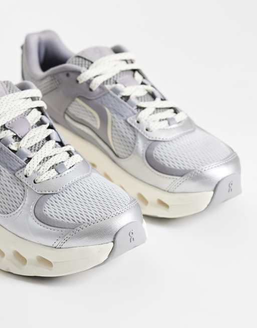 ON Cloudtilt Arc All Day sneakers in zilver en crème, 4 van 5