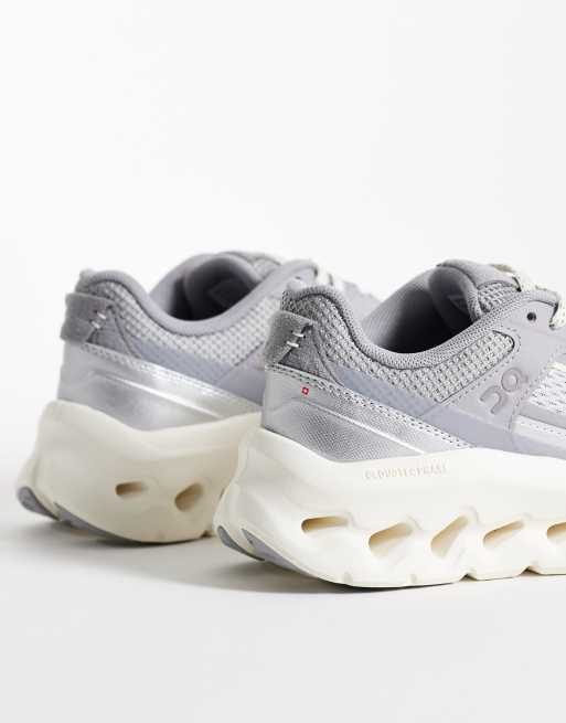 ON Cloudtilt Arc All Day trainers in silver and cream, 5 of 5
