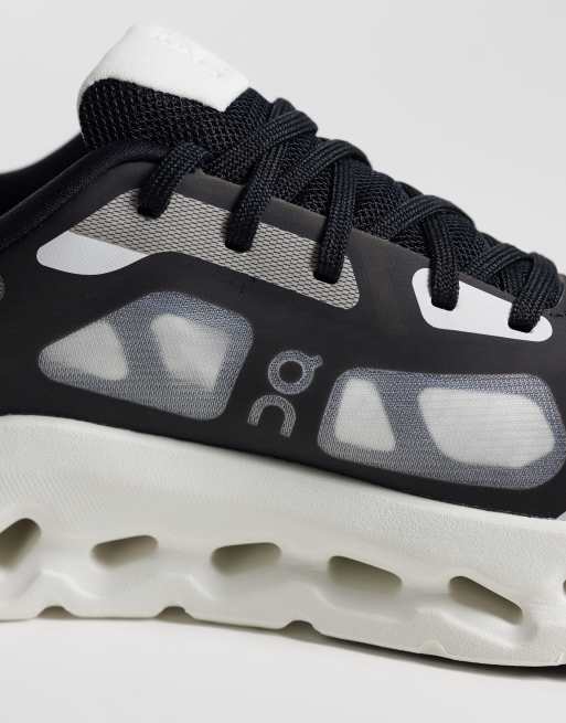 ON Cloudtilt Remix All Day sneakers in zwart en wit, 4 van 5