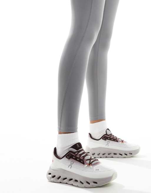 ON Cloudtilt trainers in white and pink, 4 of 5