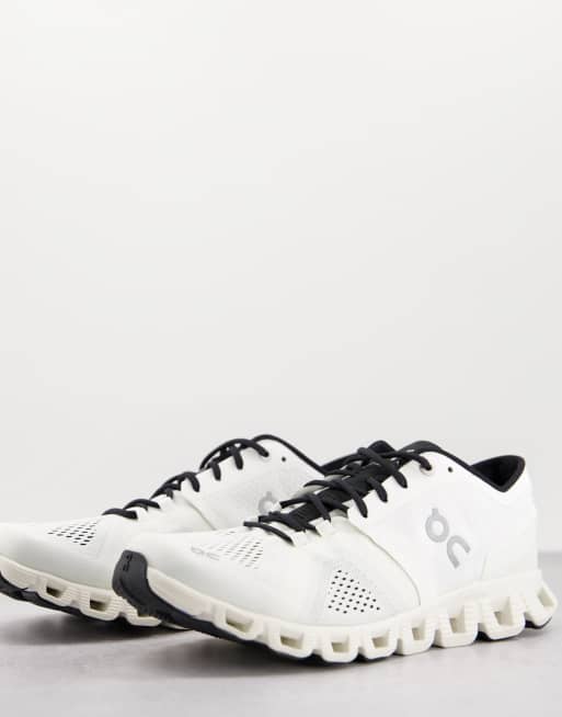 On running clearance cloud black white