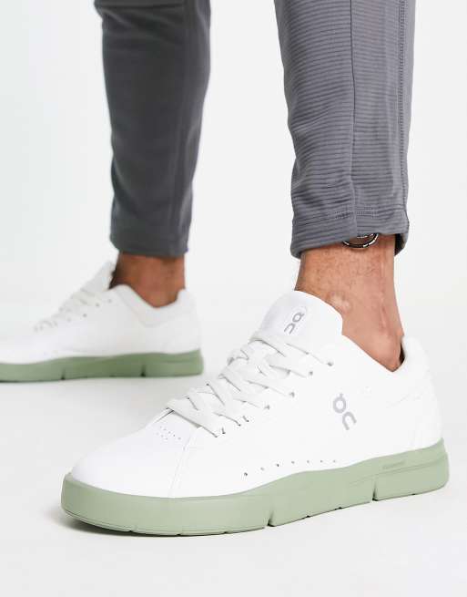 On Running – The Roger Advantage – Sneaker in Weiß mit salbeigrüner Sohle