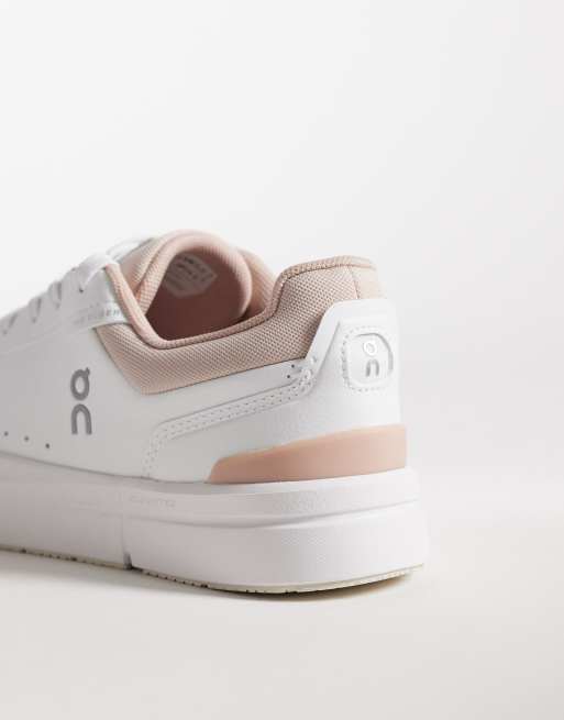 ON The Roger Advantage trainers in white and beige, 2 of 5